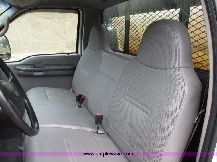 image for item G9217 2001 Ford F550 Super Duty truck with drill rig