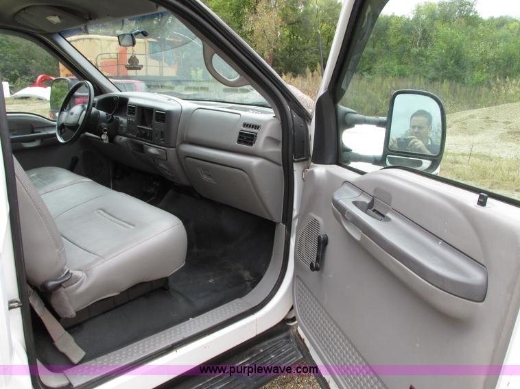 image for item G9217 2001 Ford F550 Super Duty truck with drill rig