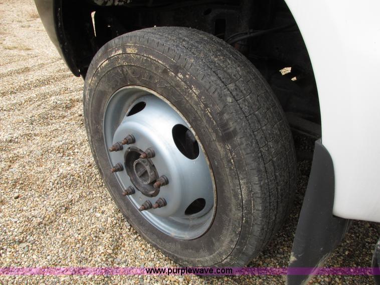 image for item G9217 2001 Ford F550 Super Duty truck with drill rig