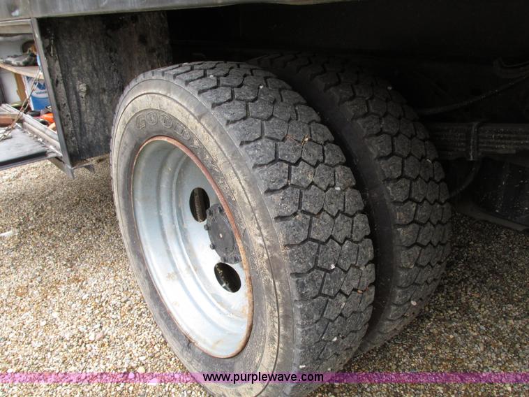 image for item G9217 2001 Ford F550 Super Duty truck with drill rig