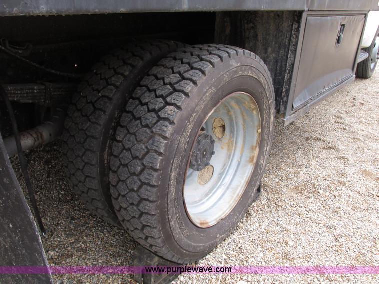 image for item G9217 2001 Ford F550 Super Duty truck with drill rig