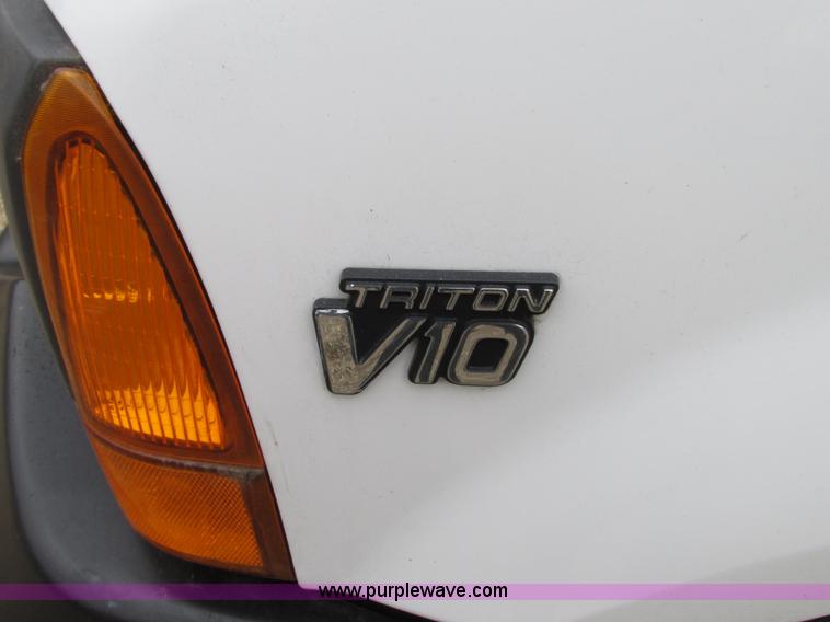 image for item G9217 2001 Ford F550 Super Duty truck with drill rig