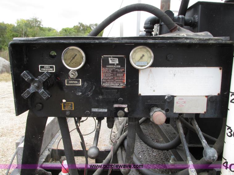 image for item G9217 2001 Ford F550 Super Duty truck with drill rig