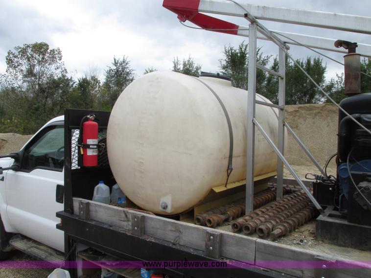 image for item G9217 2001 Ford F550 Super Duty truck with drill rig