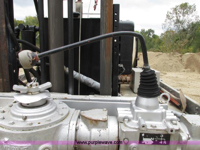 image for item G9217 2001 Ford F550 Super Duty truck with drill rig