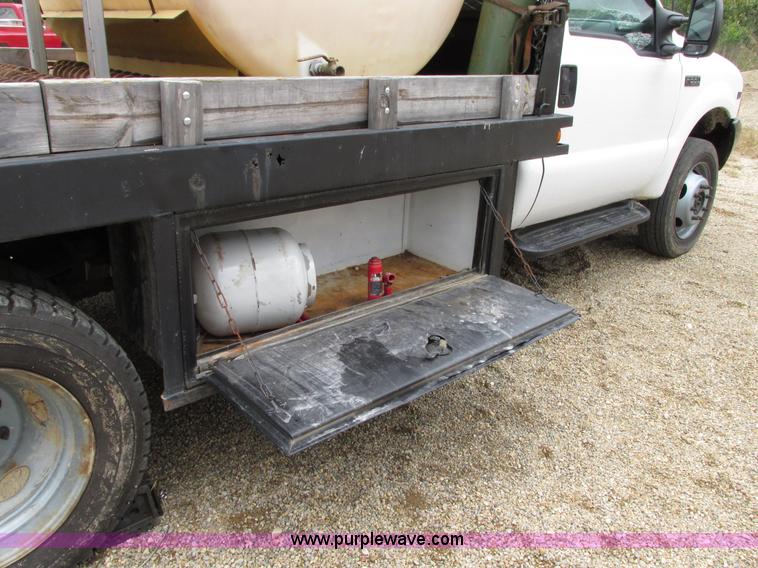 image for item G9217 2001 Ford F550 Super Duty truck with drill rig