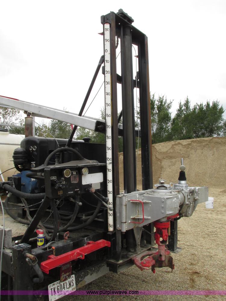 image for item G9217 2001 Ford F550 Super Duty truck with drill rig