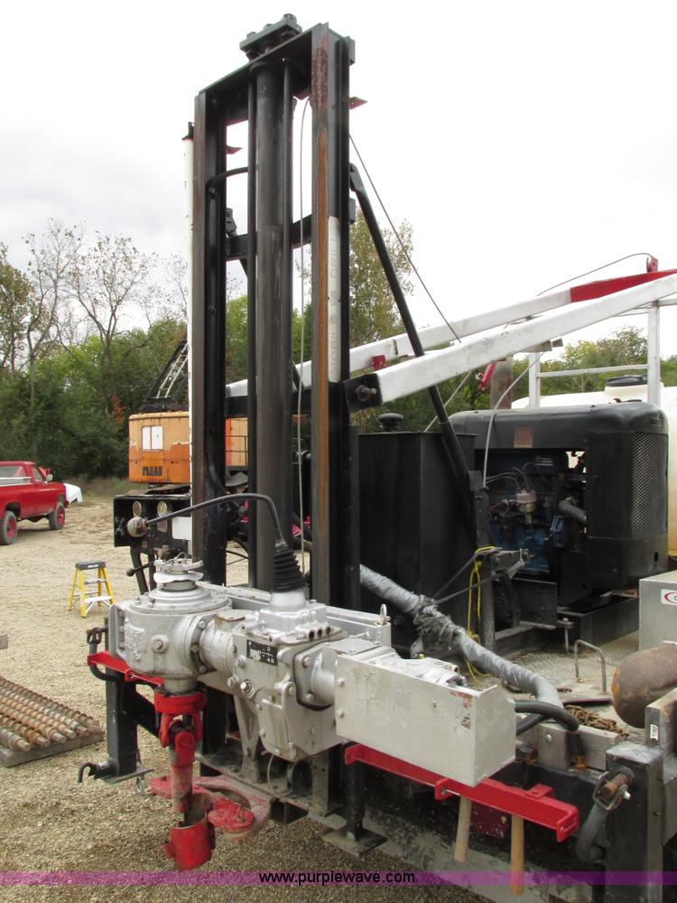 image for item G9217 2001 Ford F550 Super Duty truck with drill rig