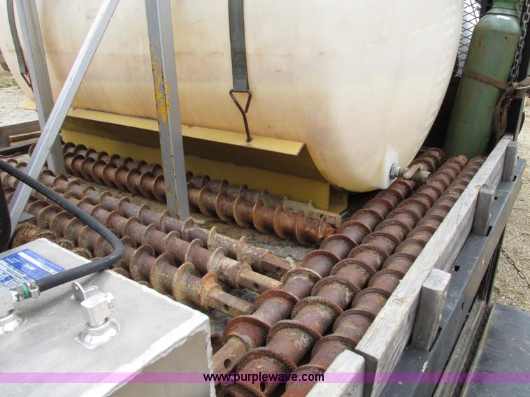 image for item G9217 2001 Ford F550 Super Duty truck with drill rig