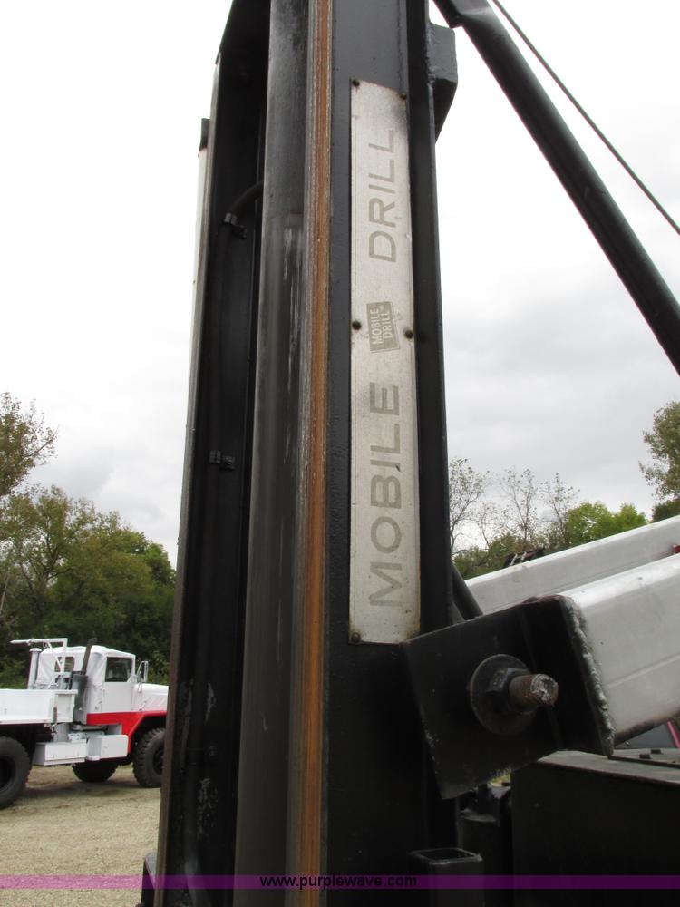 image for item G9217 2001 Ford F550 Super Duty truck with drill rig