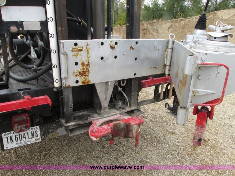 image for item G9217 2001 Ford F550 Super Duty truck with drill rig