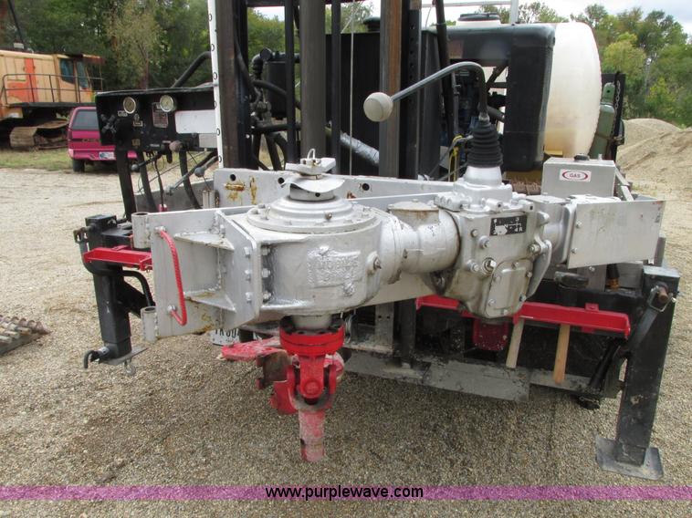 image for item G9217 2001 Ford F550 Super Duty truck with drill rig