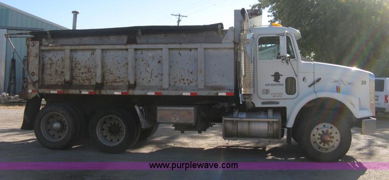image for item H4489 1996 Freightliner FLD112SD dump truck