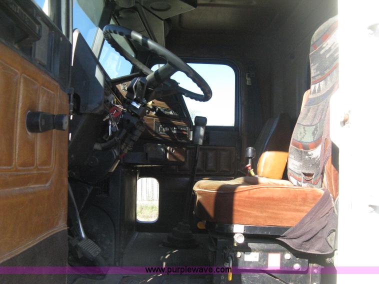 image for item H4489 1996 Freightliner FLD112SD dump truck