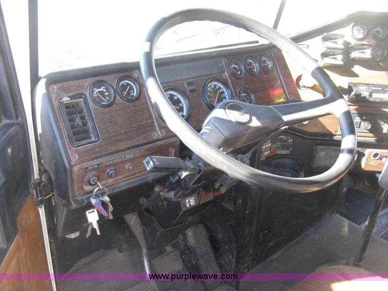 image for item H4489 1996 Freightliner FLD112SD dump truck