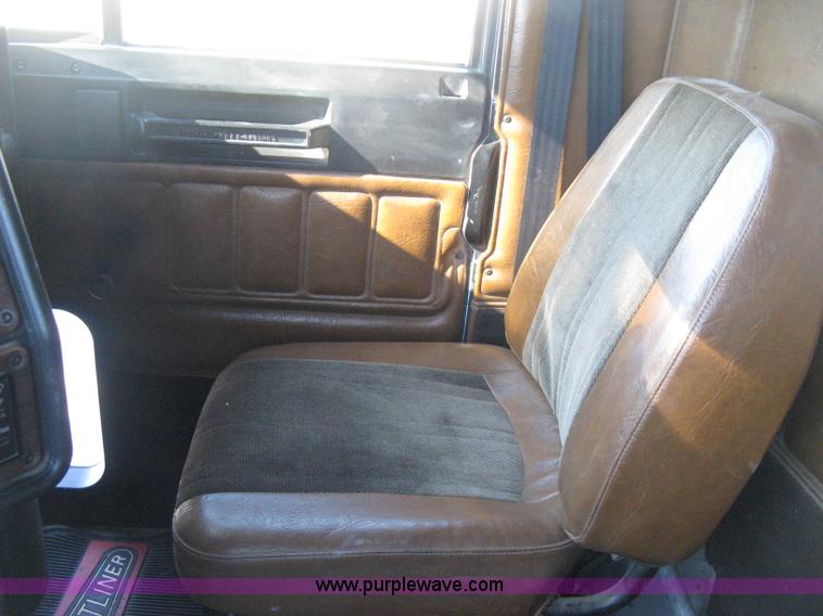 image for item H4489 1996 Freightliner FLD112SD dump truck