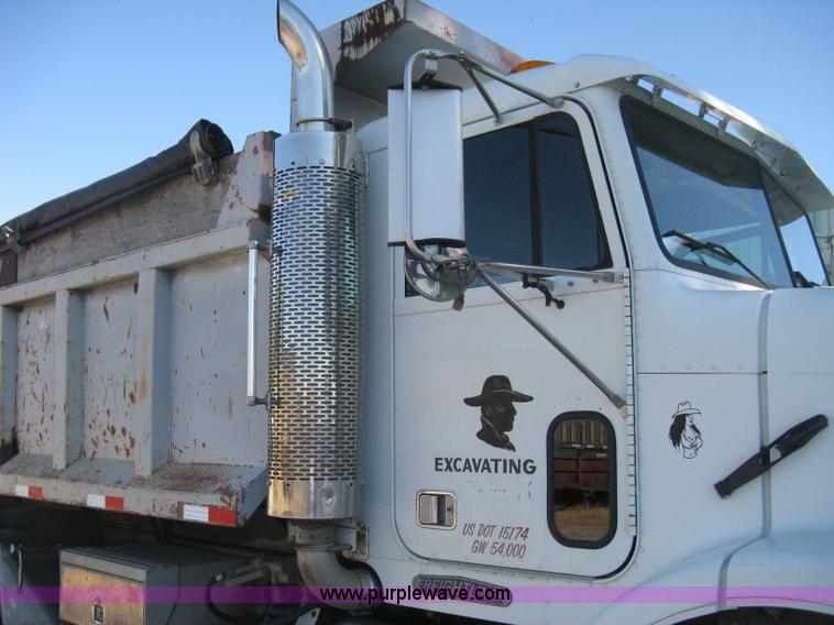 image for item H4489 1996 Freightliner FLD112SD dump truck