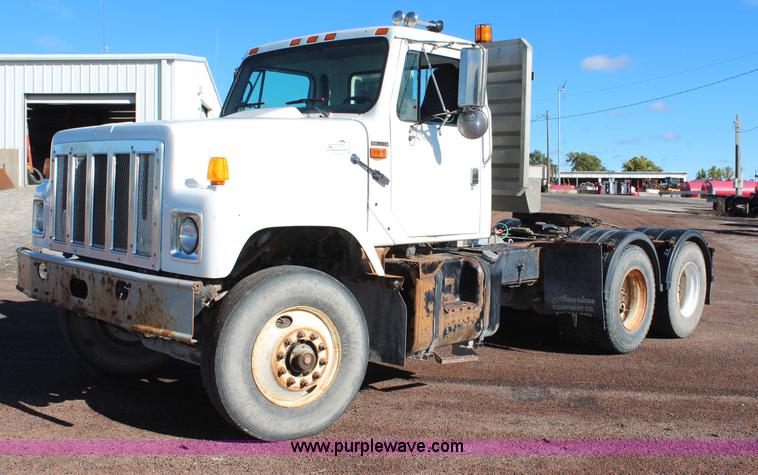 image for item H6796 2002 International F2574 semi truck