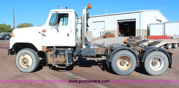 image for item H6796 2002 International F2574 semi truck