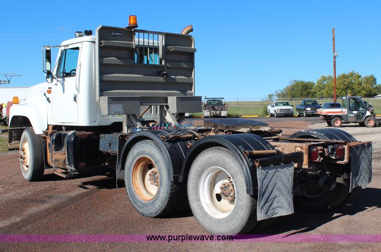 image for item H6796 2002 International F2574 semi truck