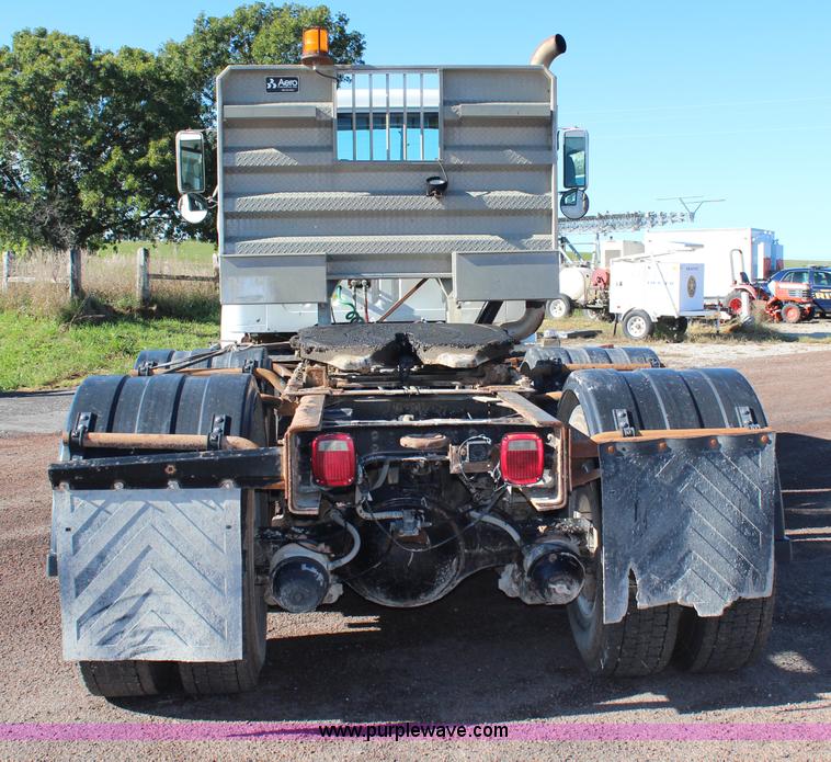 image for item H6796 2002 International F2574 semi truck