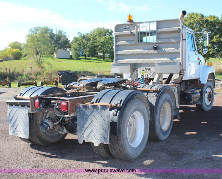 image for item H6796 2002 International F2574 semi truck