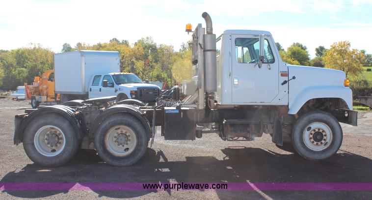 image for item H6796 2002 International F2574 semi truck