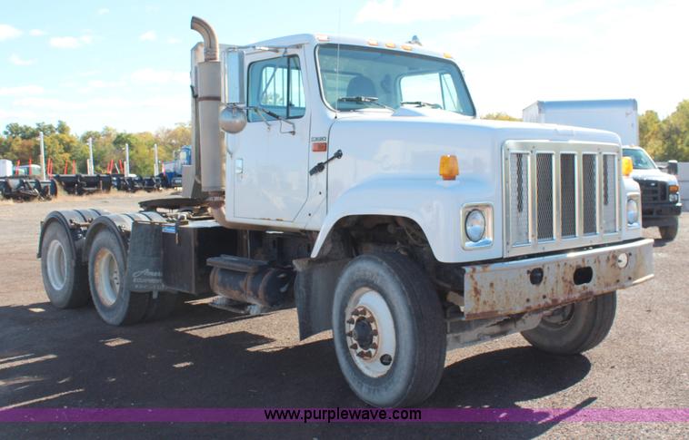 image for item H6796 2002 International F2574 semi truck