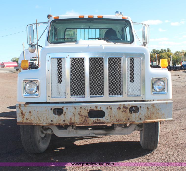 image for item H6796 2002 International F2574 semi truck