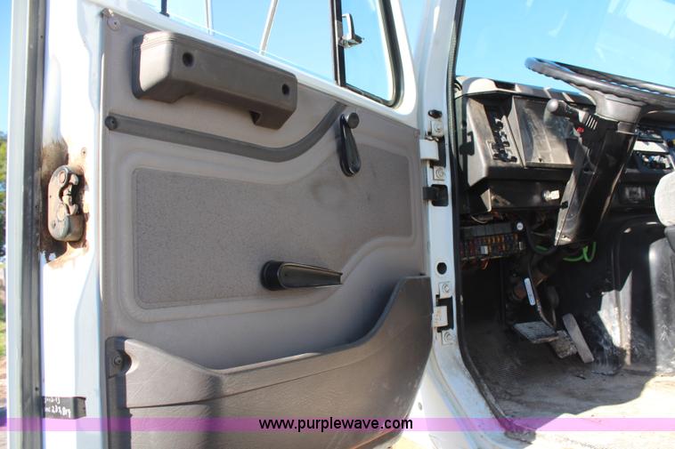 image for item H6796 2002 International F2574 semi truck