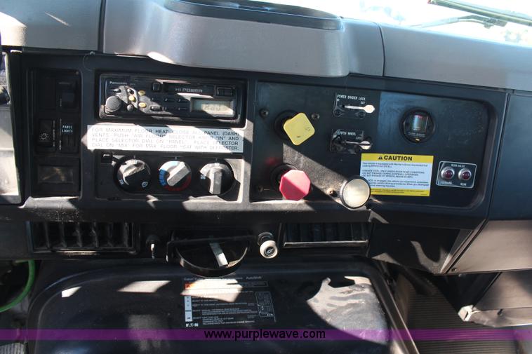 image for item H6796 2002 International F2574 semi truck