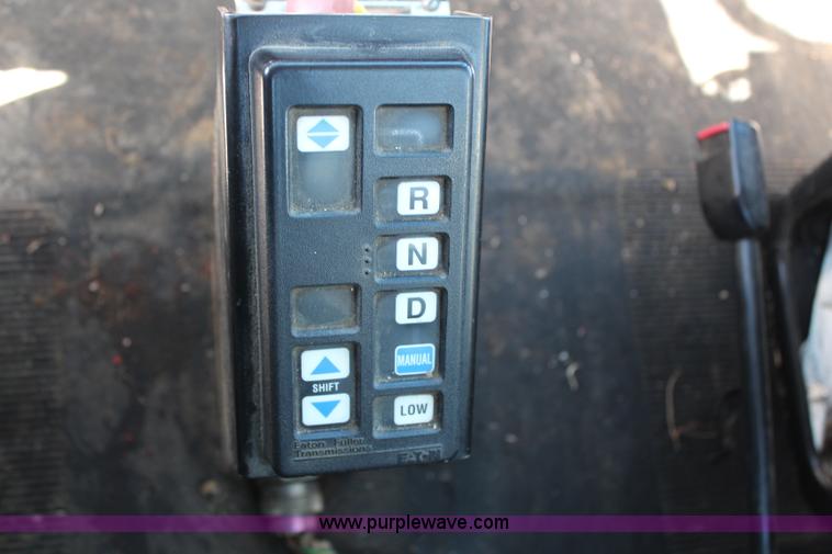 image for item H6796 2002 International F2574 semi truck