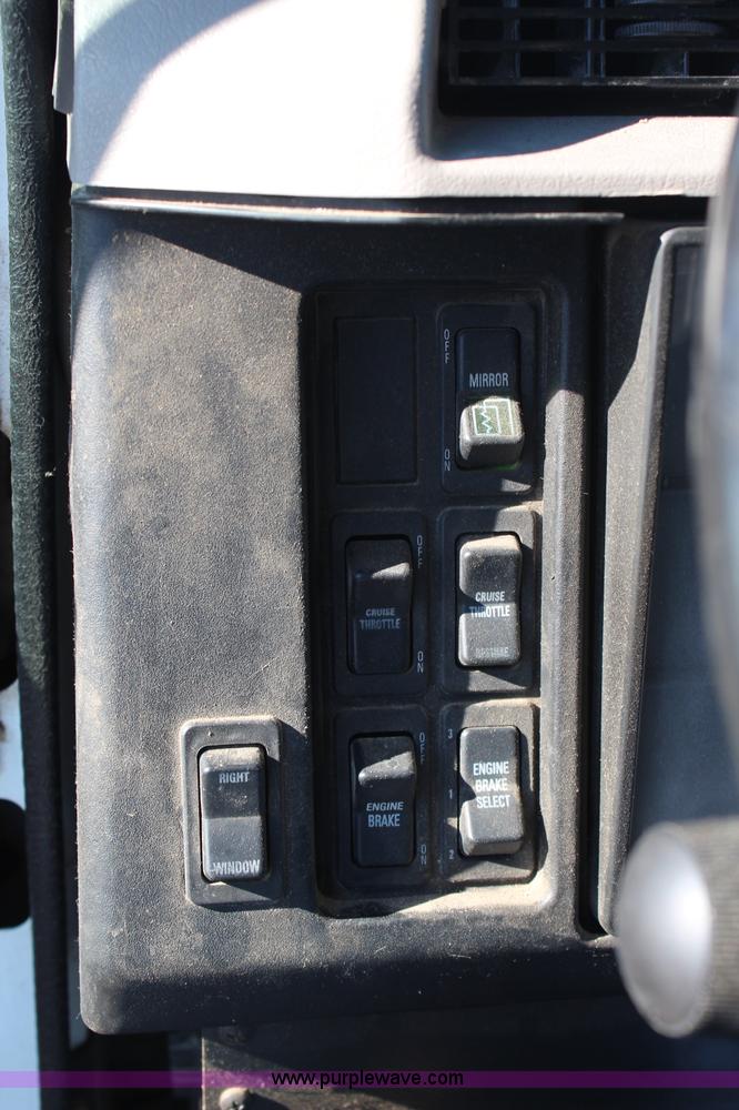 image for item H6796 2002 International F2574 semi truck