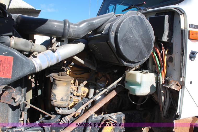 image for item H6796 2002 International F2574 semi truck