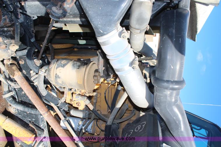 image for item H6796 2002 International F2574 semi truck