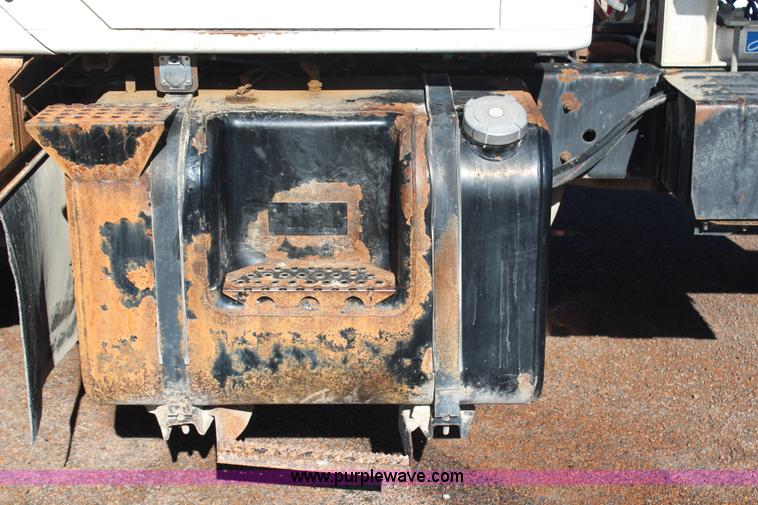 image for item H6796 2002 International F2574 semi truck