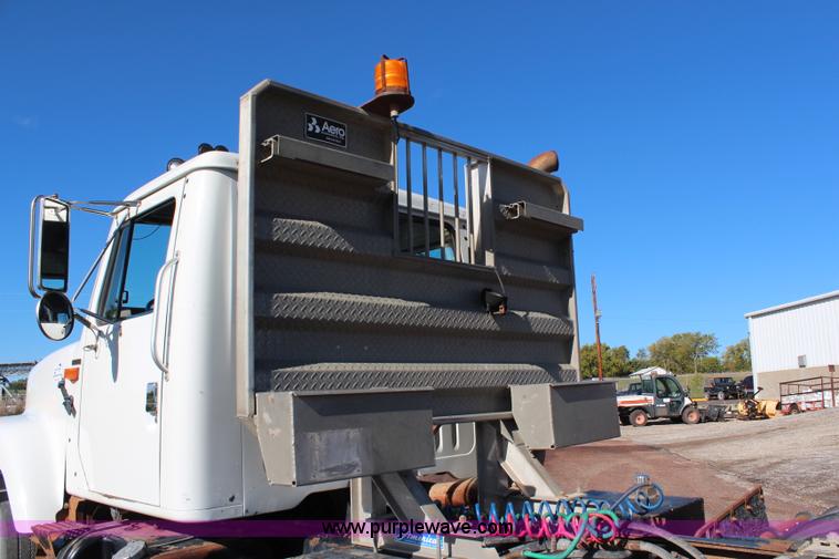 image for item H6796 2002 International F2574 semi truck