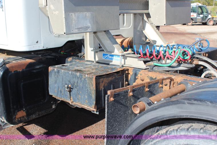 image for item H6796 2002 International F2574 semi truck