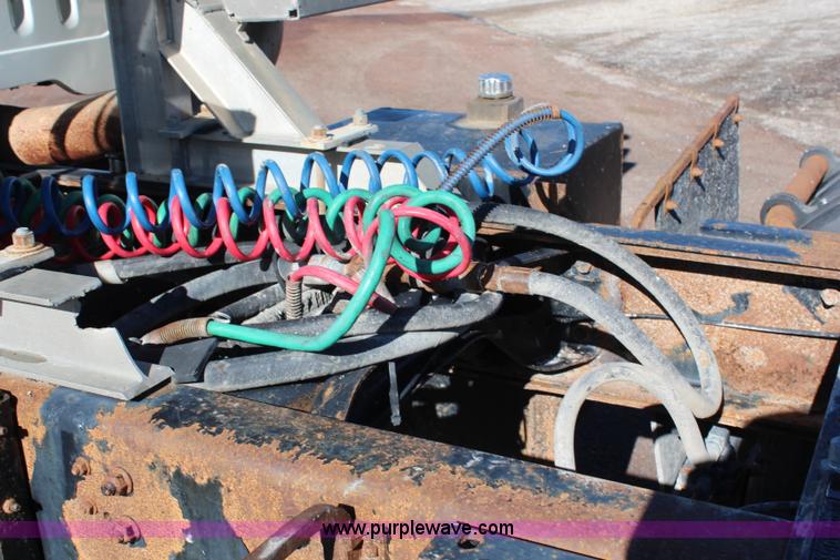 image for item H6796 2002 International F2574 semi truck