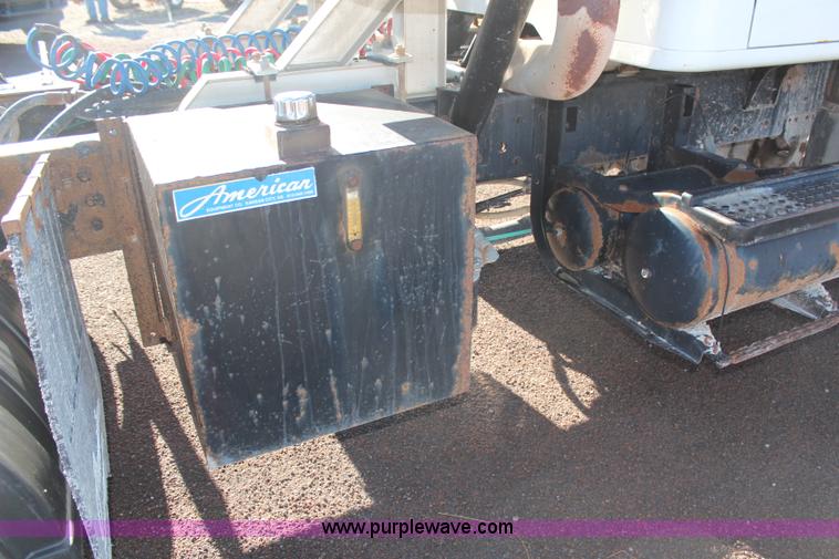 image for item H6796 2002 International F2574 semi truck