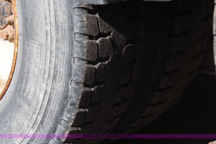 image for item H6796 2002 International F2574 semi truck