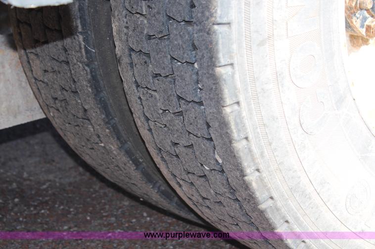 image for item H6796 2002 International F2574 semi truck