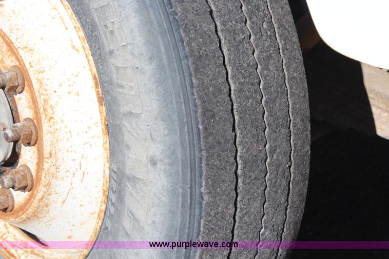 image for item H6796 2002 International F2574 semi truck