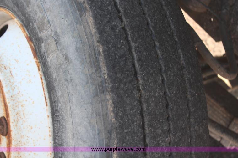 image for item H6796 2002 International F2574 semi truck