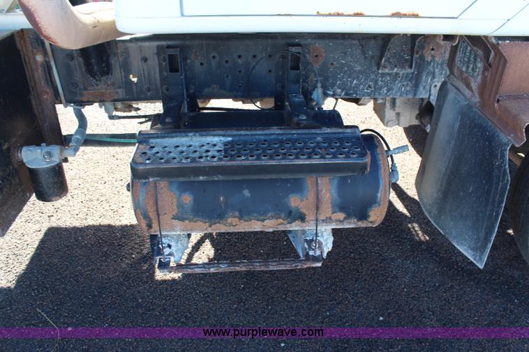 image for item H6796 2002 International F2574 semi truck