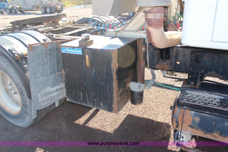 image for item H6796 2002 International F2574 semi truck