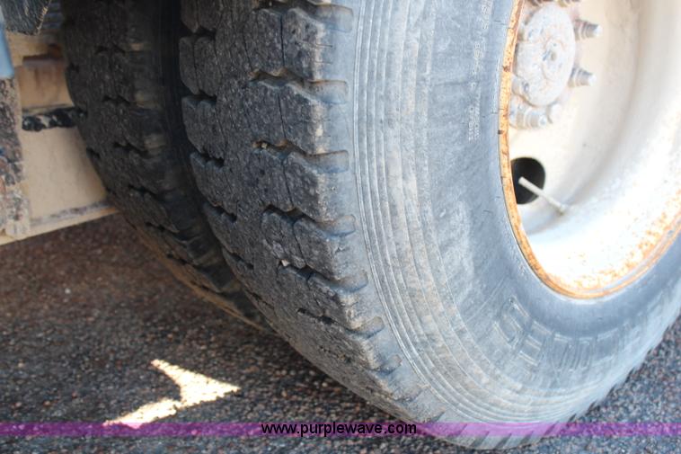 image for item H6796 2002 International F2574 semi truck