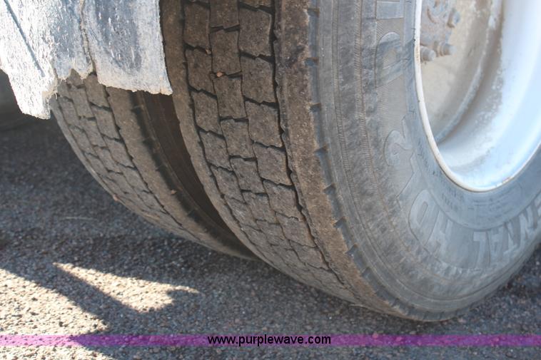 image for item H6796 2002 International F2574 semi truck