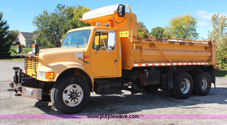 image for item H6798 1999 International 4900 dump truck