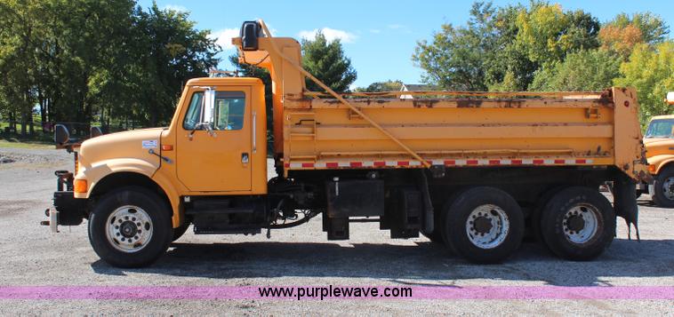 image for item H6798 1999 International 4900 dump truck